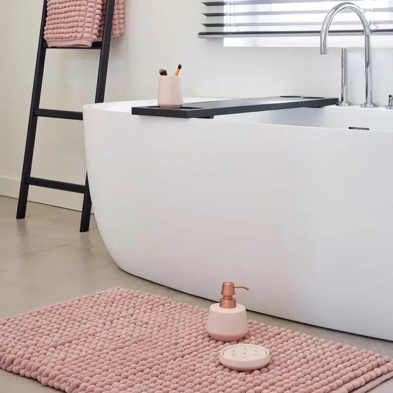 Weicher Badvorleger Axel in Altrosa Dusty Pink von Aquanova – moderne Badezimmermatte in elegantem Roséton für ein stilvolles Badezimmer.