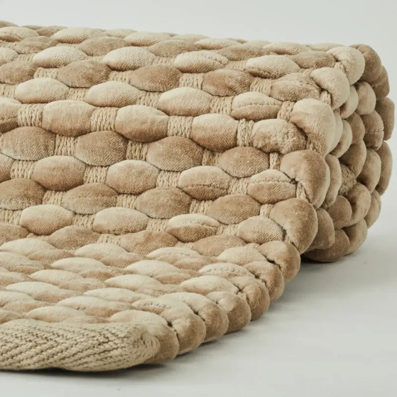 Badteppich Maks von Aquanova in Almond Beige, Nahaufnahme der noppenartigen Oberfläche und eingefassten Kante
