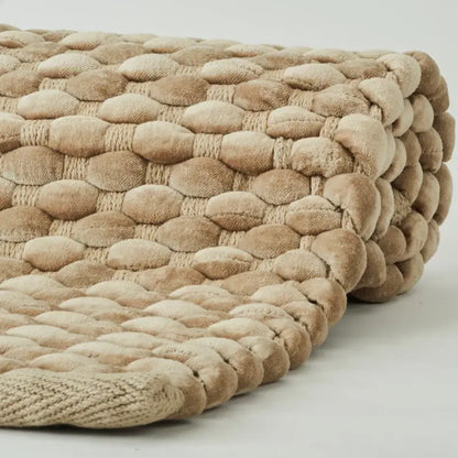 Badteppich Maks von Aquanova in Almond Beige, Nahaufnahme der noppenartigen Oberfläche und eingefassten Kante
