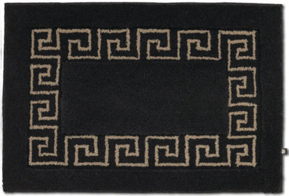 Badteppich Mäander von Rhomtuft in Schwarz und Kastanie als Maßanfertigung – hochwertig und individuell für ein modernes Badezimmer.
