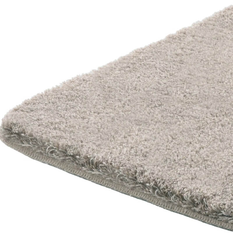 Rutschfester Badezimmerteppich "Montana" in warmem Sand-Taupe.