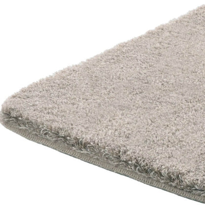 Rutschfester Badezimmerteppich "Montana" in warmem Sand-Taupe.