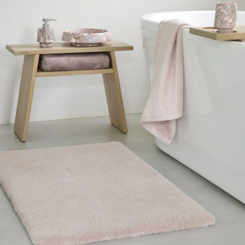 Aquanova Badteppich Mauro in Cameo Zartrosa Beige – weicher und pflegeleichter Badezimmerteppich in einem sanften Roséton für ein stilvolles Badezimmer.