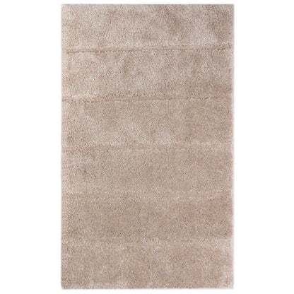 Kuscheliger Badezimmerteppich in Sand-Beige, mit auffälligen, breiten Streifen und sicher rutschfest, ideal für ein naturnahes Badambiente.