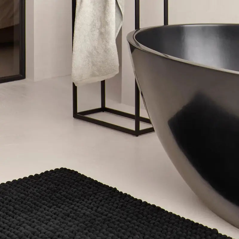 Weicher Badteppich Axel in Schwarz von Aquanova – moderner Badezimmerteppich mit elegantem Design für ein stilvolles Badezimmer.