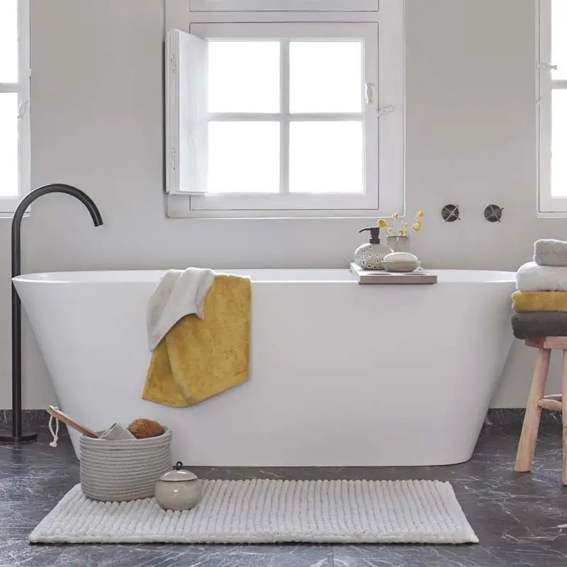 Weicher Badteppich Axel in Salt Offwhite von Aquanova – moderner Badezimmerteppich in elegantem Weißton für ein stilvolles Badezimmer.