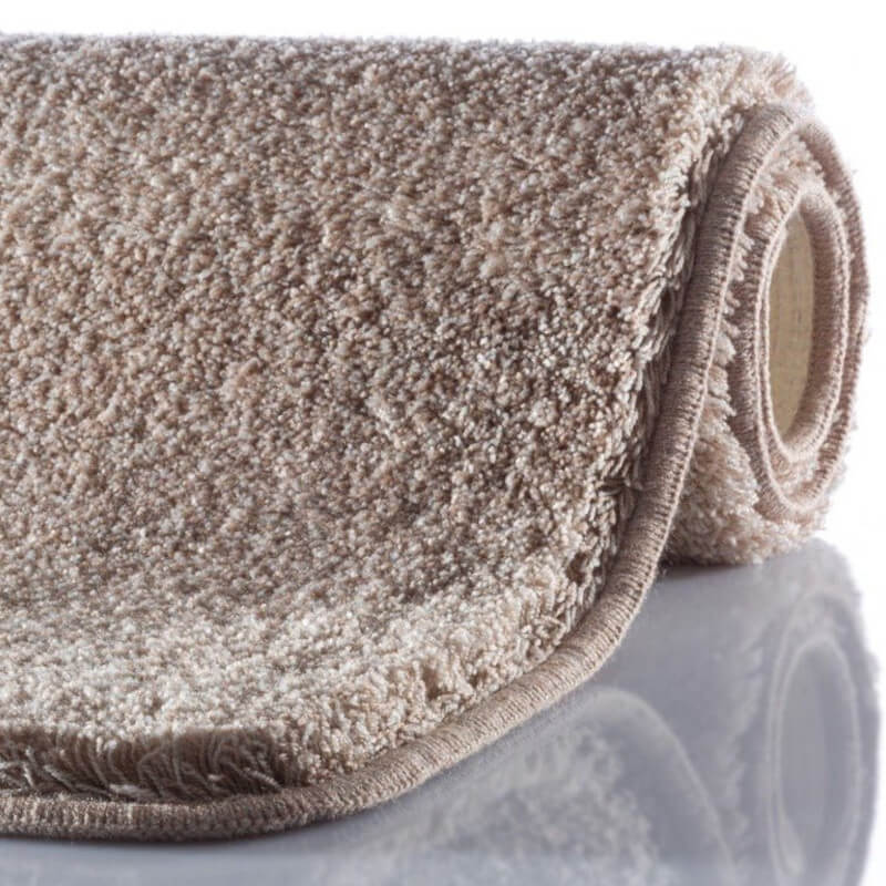 Rutschfester Badezimmerteppich "Montana" in warmem Sand-Taupe meliert.