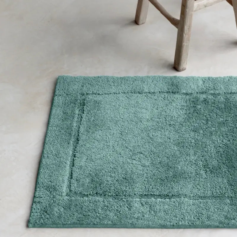 Rutschfester, pflegeleichter Badteppich im Badezimmer – ideal für Katzen und Hunde.