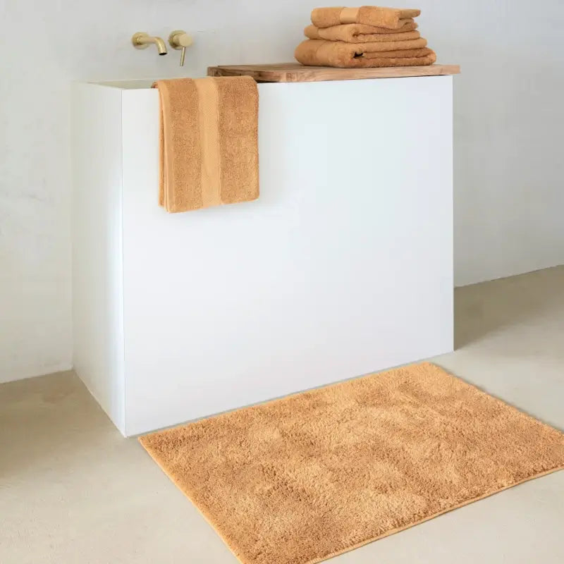 Badteppich vor dem Waschtisch in einem modernen Badezimmer