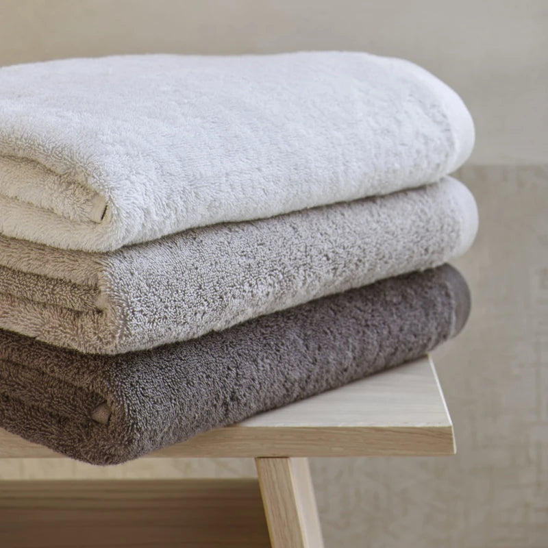 Sanfte, warme Badezimmertextilien – modernes Design für Handtücher, Vorleger und Badaccessoires