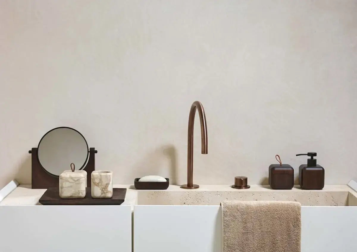 Badtrends 2025 mit Marmor, Holz und Beigetönen – elegantes Badezimmer im Dawelba-Stil mit natürlicher Wärme und modernem Design