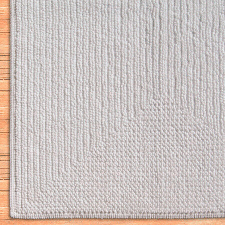 Weißer Strick-Badvorleger: Weiche, gestrickte Badezimmermatte für mehr Komfort.