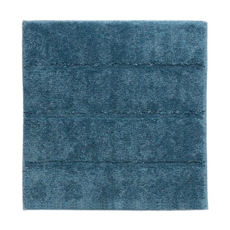Moderner Vorleger in Ocean-Blau, mit außergewöhnlichem Hoch-Tief-Streifen-Design und zuverlässigem Rutschschutz, passend für Bad und WC.