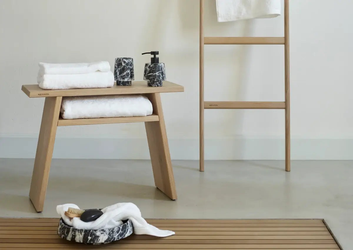 Badezimmer Zubehör aus Holz – stilvolle Accessoires wie Hocker, Tabletts und Körbe aus Naturmaterialien
