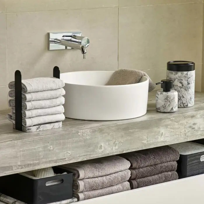 Weißer Marmor Gästehandtuchhalter und Tischeimer Nero im luxuriösen Badezimmer