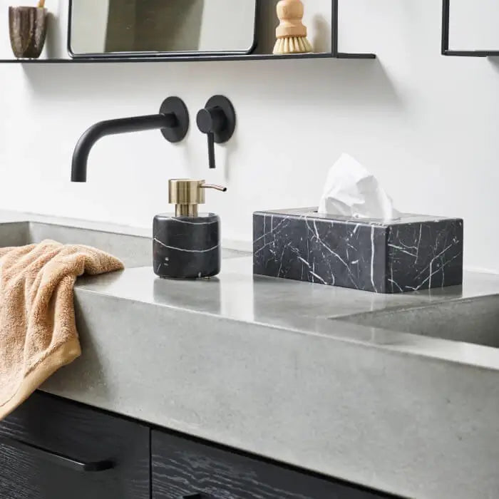 Schwarzer Marmor Seifenspender und Kosmetiktuchbox Nero im luxuriösen Badezimmer