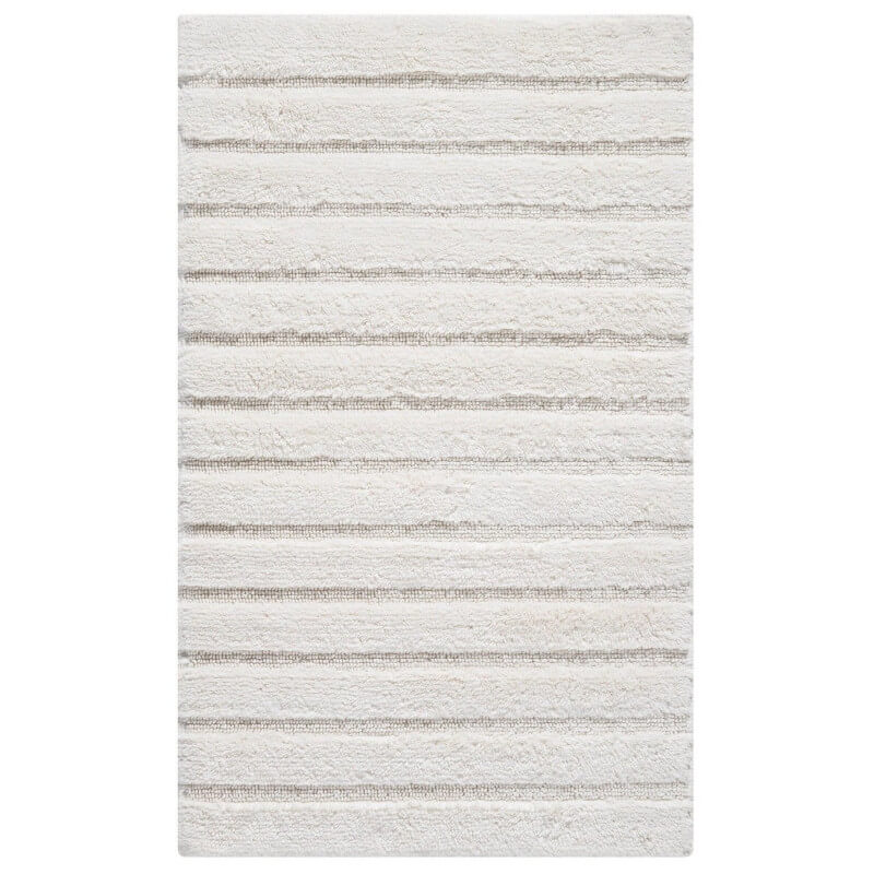 Baumwoll-Badteppich California in elegantem Ivory, mit weichen Hoch-Tief-Streifen und rutschfester Unterseite für Komfort und Sicherheit.