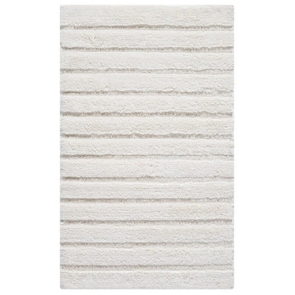 Baumwoll-Badteppich California in elegantem Ivory, mit weichen Hoch-Tief-Streifen und rutschfester Unterseite für Komfort und Sicherheit.