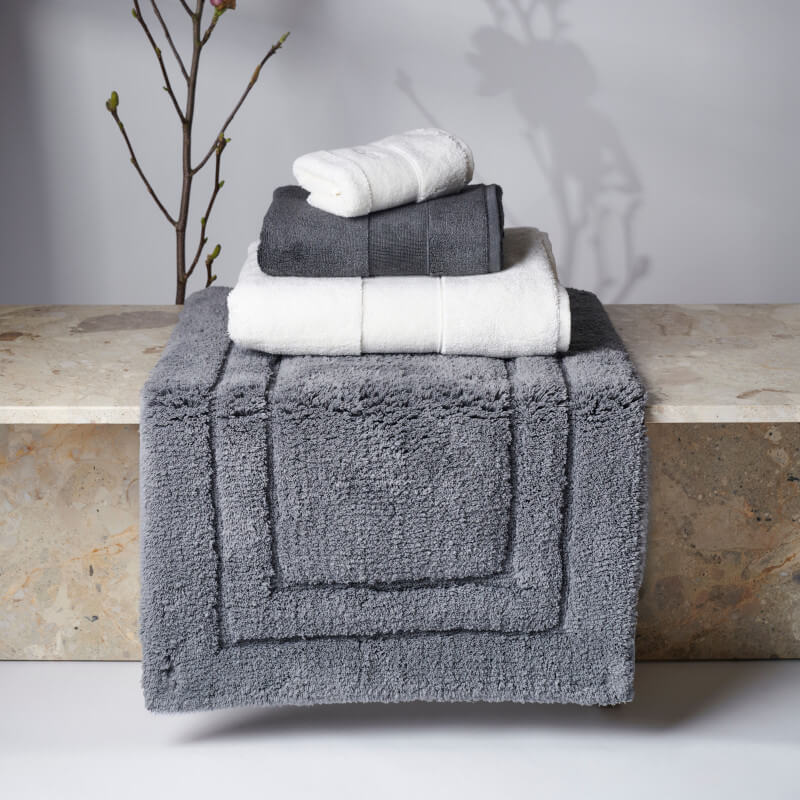Baumwoll-Badteppich Harmony von Luin Living im stilvollen Badezimmer