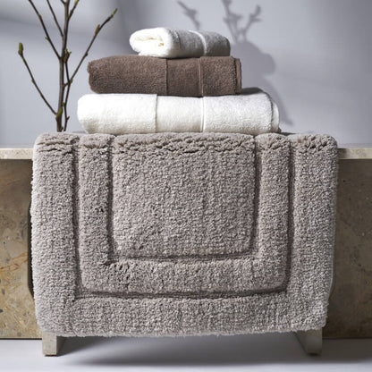 Beiger Baumwoll-Badteppich Harmony von Luin Living im stilvollen Badezimmer