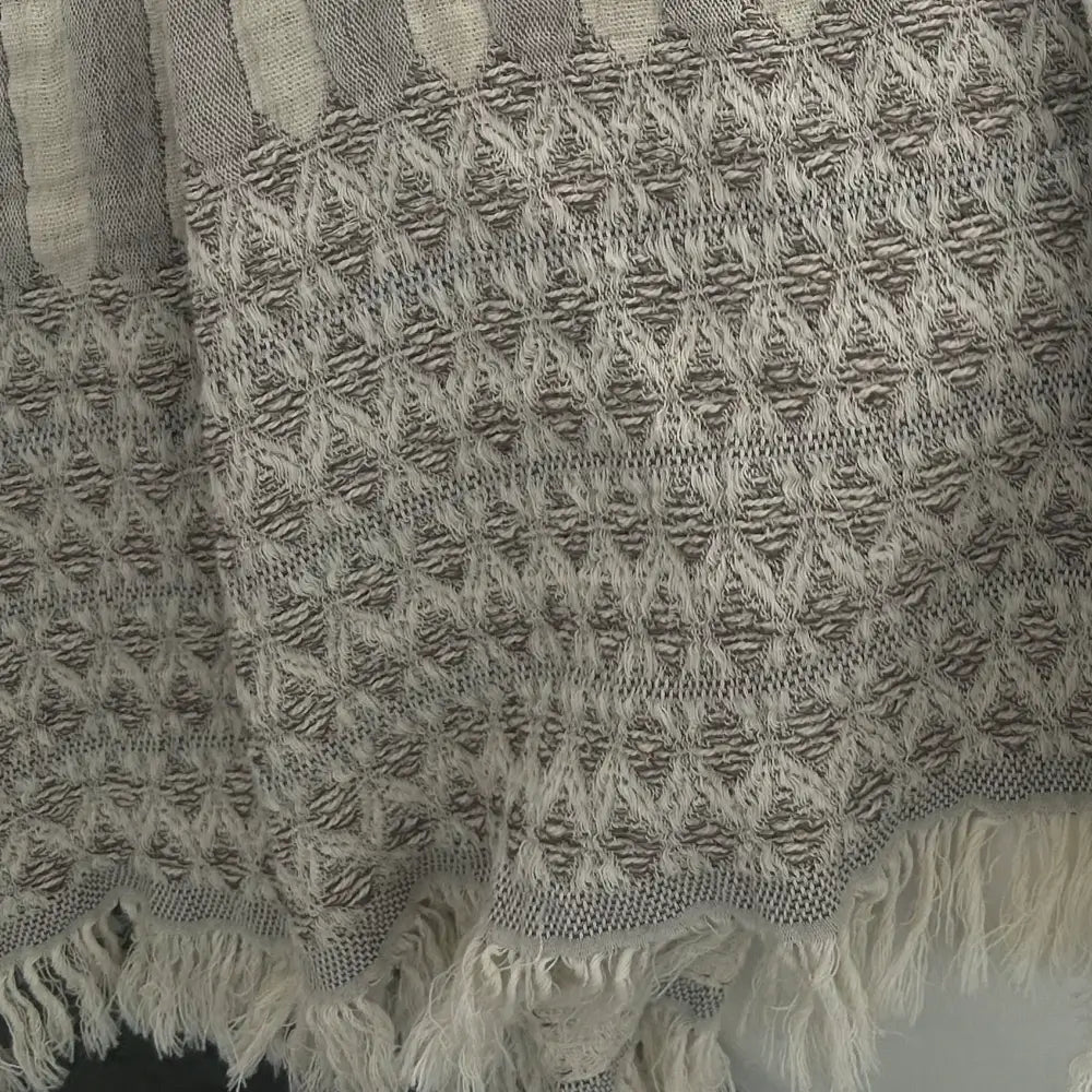 Baumwolldecke von Evelyn Kahle als Sofadecke und Wohndecke mit Bordüren-Detail – weich und stilvoll für ein gemütliches Zuhause.
