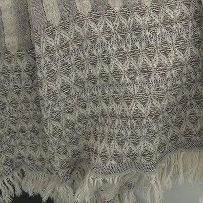 Baumwolldecke von Evelyn Kahle als Sofadecke und Wohndecke mit Bordüren-Detail – weich und stilvoll für ein gemütliches Zuhause.