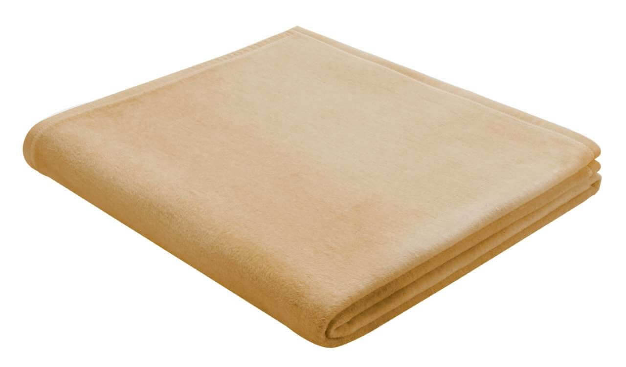 Baumwolldecke Pure Cotton in Beige, warm und pflegeleicht für kuschelige Stunden auf Sofa oder Bett.