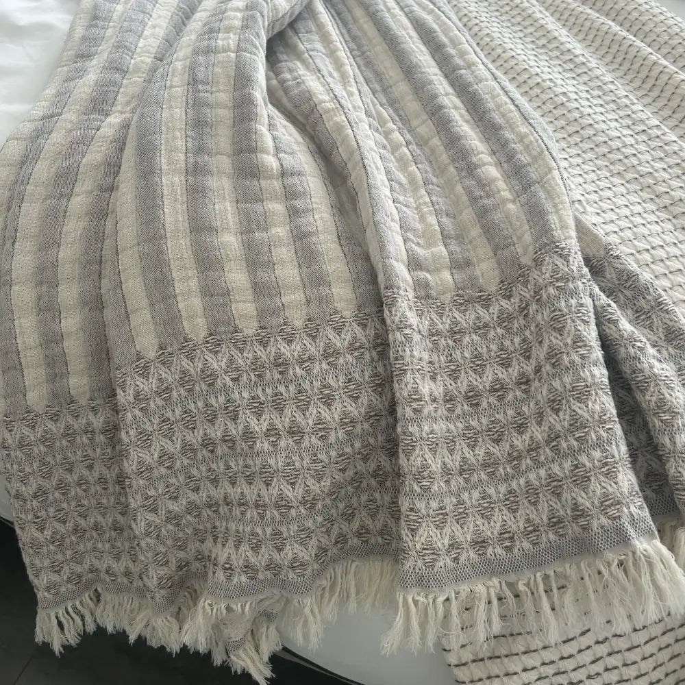 Baumwoll-Plaid in Natur Grau mit Struktur und Bordüre – weiche und stilvolle Wohndecke für ein gemütliches Zuhause.