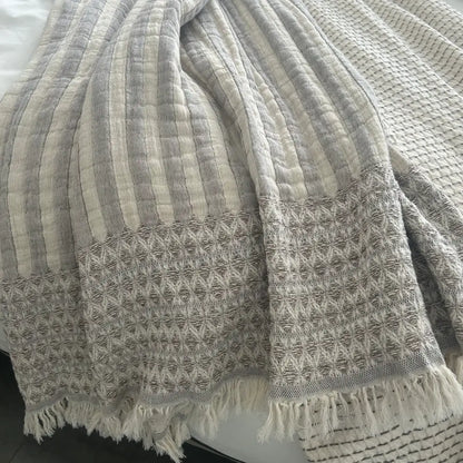 Baumwoll-Plaid in Natur Grau mit Struktur und Bordüre – weiche und stilvolle Wohndecke für ein gemütliches Zuhause.