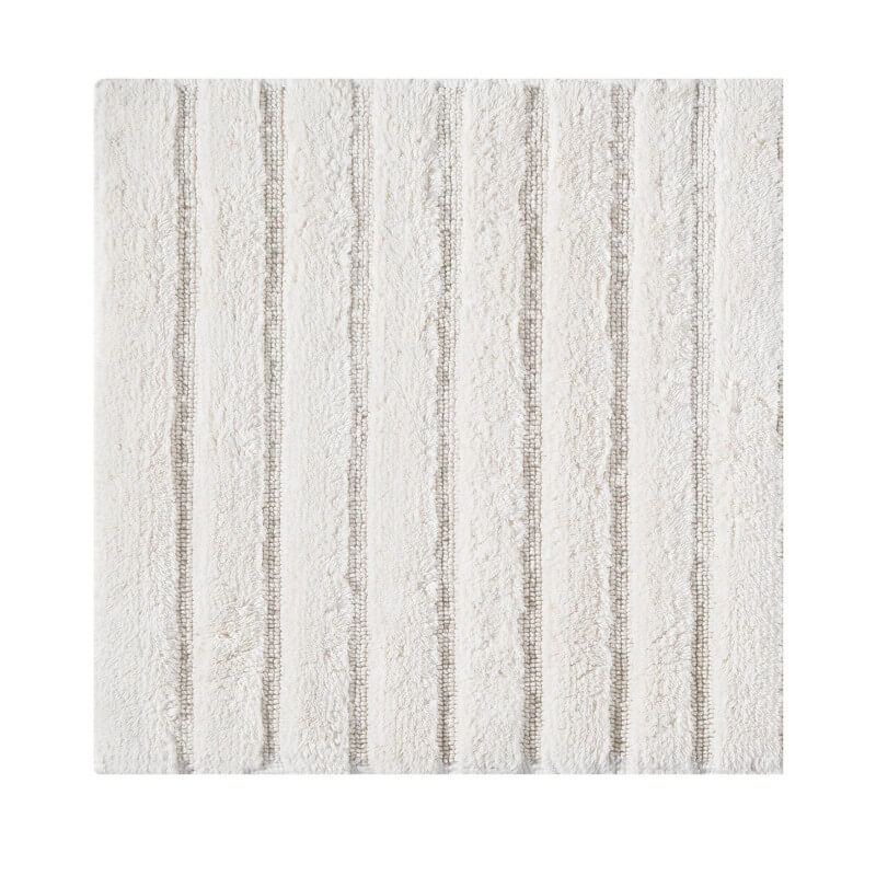 Baumwoll-Vorleger California 60x60cm in elegantem Ivory, mit weichen Hoch-Tief-Streifen und rutschfester Unterseite.