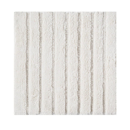 Baumwoll-Vorleger California 60x60cm in elegantem Ivory, mit weichen Hoch-Tief-Streifen und rutschfester Unterseite.