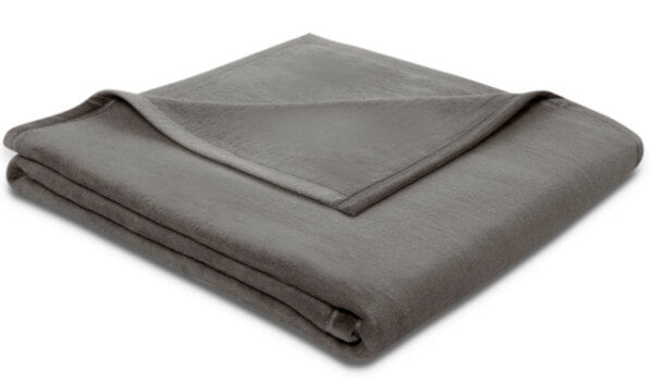 Baumwolldecke in Basalt: Die wärmende und pflegeleichte Baumwolldecke "Pure Cotton" in Basalt ist ein gemütliches Wohnaccessoire.