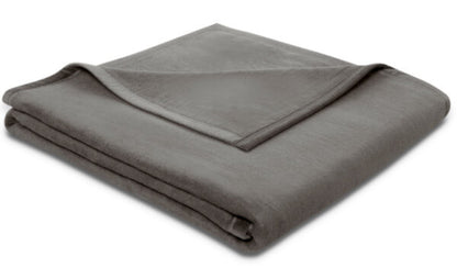 Baumwolldecke in Basalt: Die wärmende und pflegeleichte Baumwolldecke "Pure Cotton" in Basalt ist ein gemütliches Wohnaccessoire.