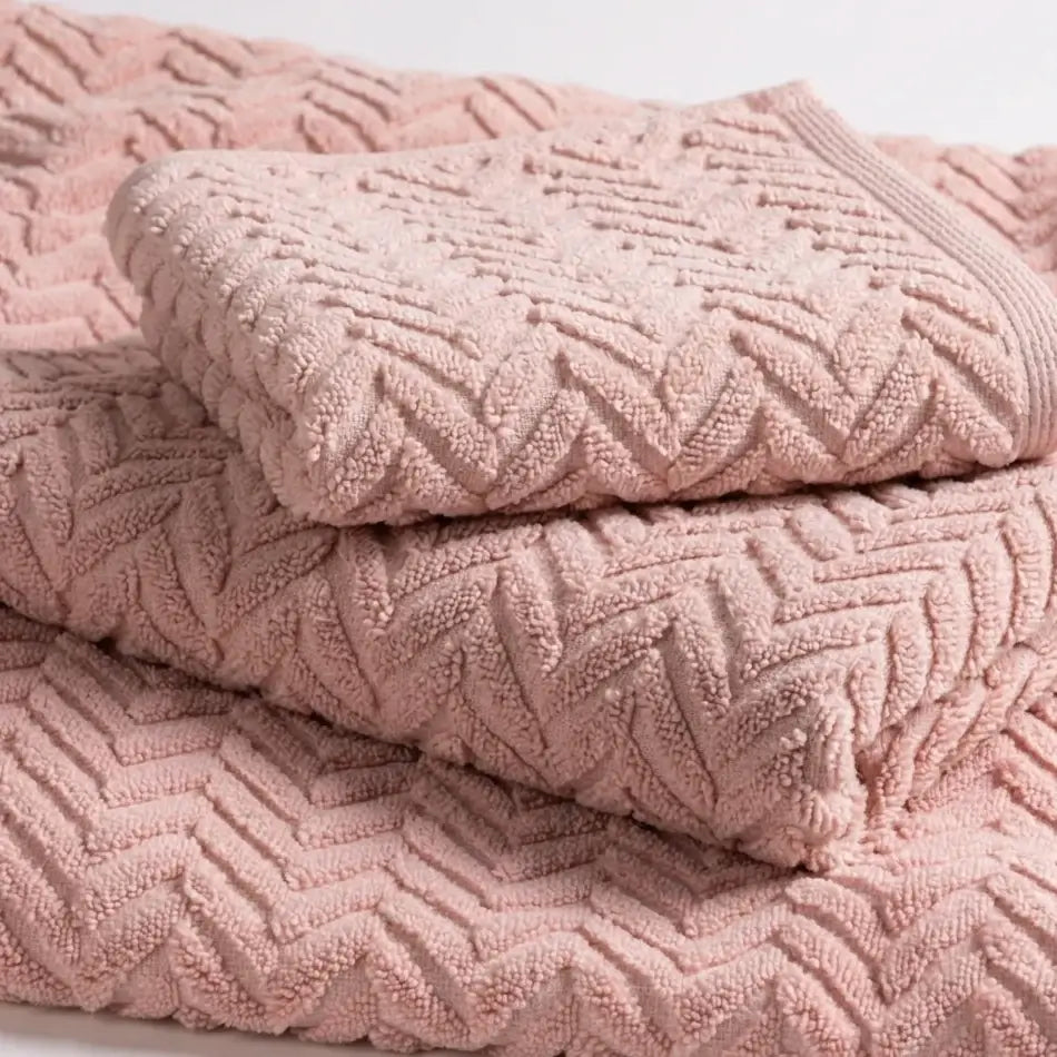 Baumwollhandtuch Fog Chevron in Nude von Kahle mit modernem Zickzack-Muster – weich und stilvoll für Badezimmer und Gäste-WC.