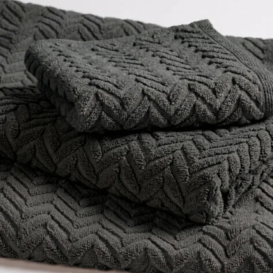 Baumwollhandtuch Fog Chevron in Storm Dunkelgrau von Kahle mit modernem Zickzack-Muster – weich und stilvoll für Badezimmer und Gäste-WC.