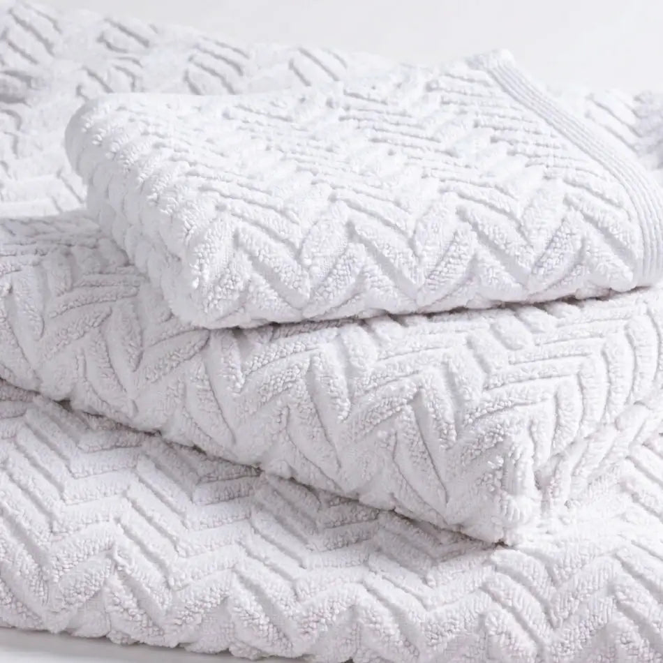 Baumwollhandtuch Fog Chevron in Weiß von Kahle mit modernem Zickzack-Muster – weich und stilvoll für Badezimmer und Gäste-WC.
