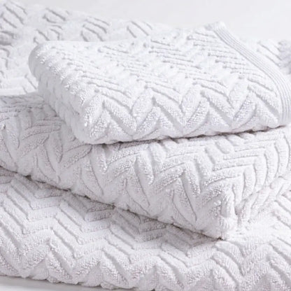 Baumwollhandtuch Fog Chevron in Weiß von Kahle mit modernem Zickzack-Muster – weich und stilvoll für Badezimmer und Gäste-WC.