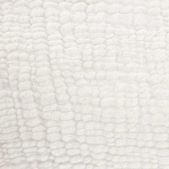 Baumwollplaid Puglia in Offwhite mit Crinkle-Optik – weiche und stilvolle Wohndecke für ein gemütliches Zuhause.