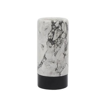 Modernes Design in Marmor: Der Zahnputzbecher "Nero" von "Aquanova" in modernem Marmor-Design in den Farben Weiß und Schwarz ist ein elegantes Badaccessoire.