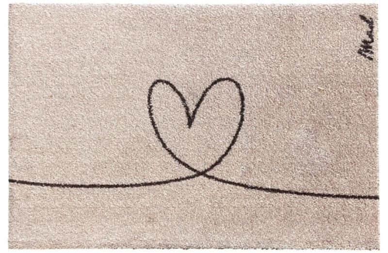 Beige Badezimmermatte oder Badezimmerteppich mit Herzmotiv, rutschfest, Modell Cezan von Mad About Mats.