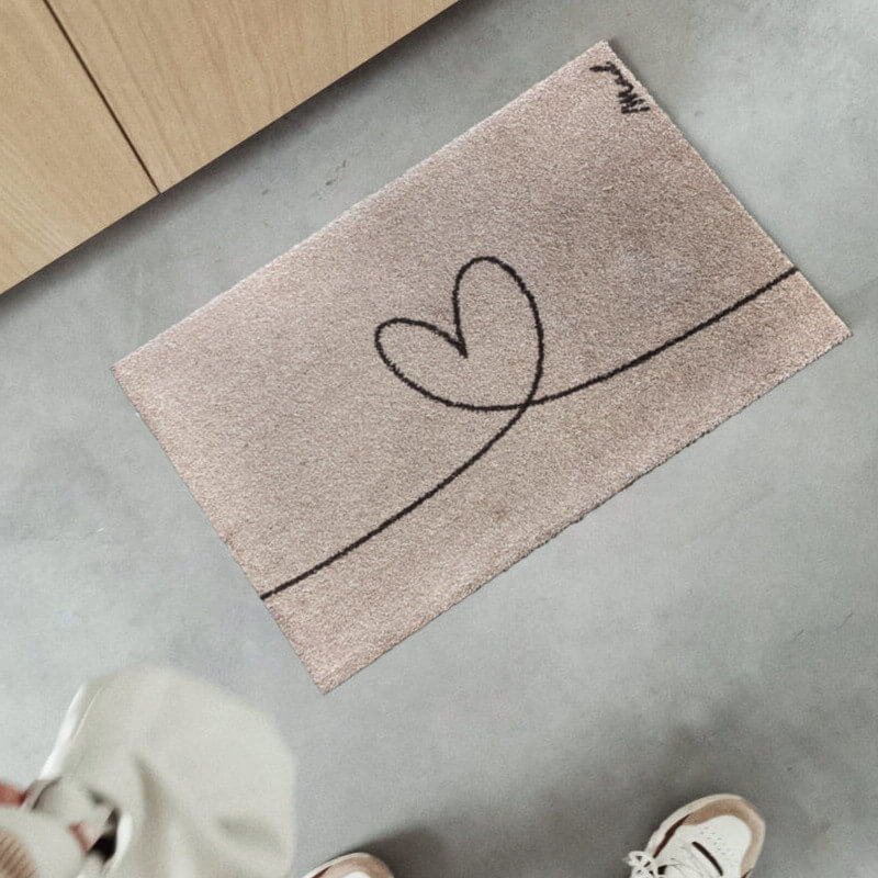 Beige Badezimmermatte mit Herzmotiv, rutschfest, Modell Cezan von Mad About Mats.