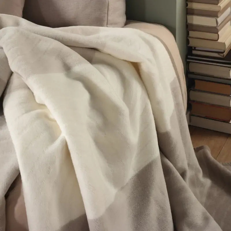 Detailaufnahme der Kuscheldecke Feel Modern mit feiner kreisförmiger Reliefstruktur.