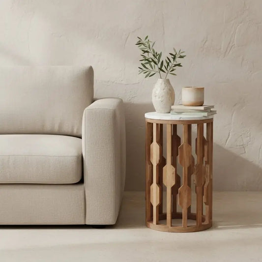 Moderner Beistelltisch Aceh im Wohnzimmer – runder Tisch aus Marmor und Holz als eleganter Sofatisch