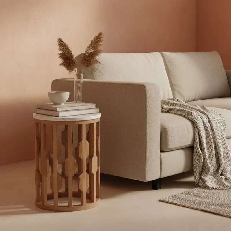 Runder Beistelltisch Aceh aus Holz und Marmor neben Sofa im hellen Wohnzimmer – modernes Japandi Design