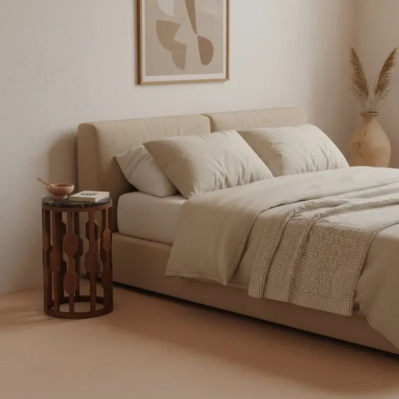 Runder Beistelltisch Lampung aus Marmor und Holz im Schlafzimmer– elegantes Designstück von Raw Materials für stilvolle Wohnräume