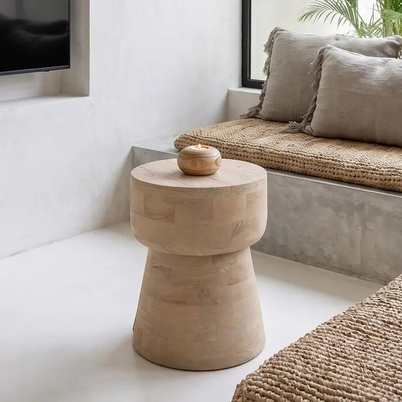Beistelltisch Fiji aus Mangoholz in konischer Form – moderner Holzhocker als dekorative Ablage im Wohnbereich