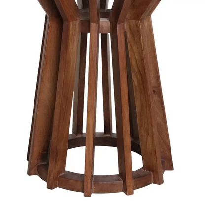 Detailaufnahme vom runden Beistelltisch aus Holz mit schwarzer Marmorplatte – fein verarbeitete Oberfläche mit eleganter Maserung
