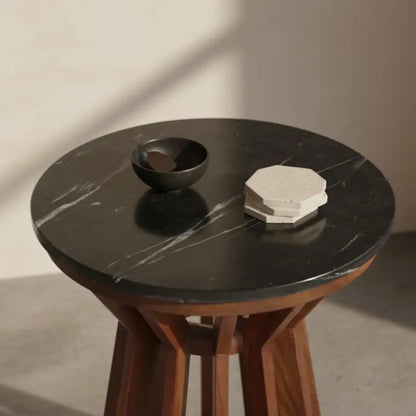 Runder Beistelltisch Holz Marmor Schwarz mit Deko im Wohnzimmer – harmonischer Materialmix für stilvolle Wohnräume