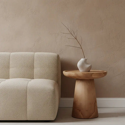 Runder Holz Sofatisch natur neben Couch – Nero Ray Teakholz