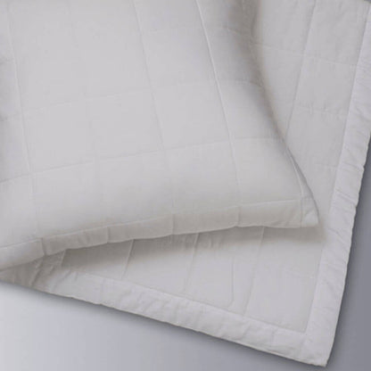 Bettüberwurf von Evelyn Kahle: Dieser abgesteppte Bettüberwurf aus weißem Satin mit Kissen verleiht Ihrem Doppelbett eine luxuriöse Note.